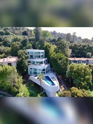 Cette villa a vu des STARS! 🤩 Découvrez l'histoire fascinante de cette villa emblématique, aperçue dans Californication et le clip de Gangsta Lovin'! De stars de la musique à des finalistes d'American Idol, explorez les moments inoubliables qui ont marqué ses murs. Préparez-vous à être époustouflés par son architecture unique et son histoire riche! #VillaDeReve #HistoireIncroyable #Californication #GangstaLovin #AmericanIdol #OneDirection #Prince #Musique #Stars #Architecture